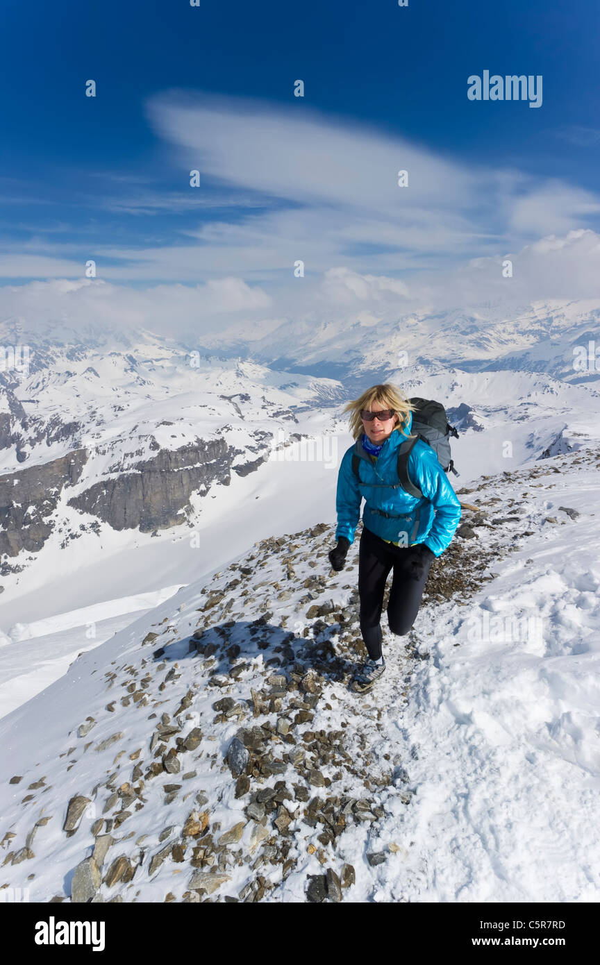 Ein Frauen Joggen im alpinen Hochgebirge. Stockfoto