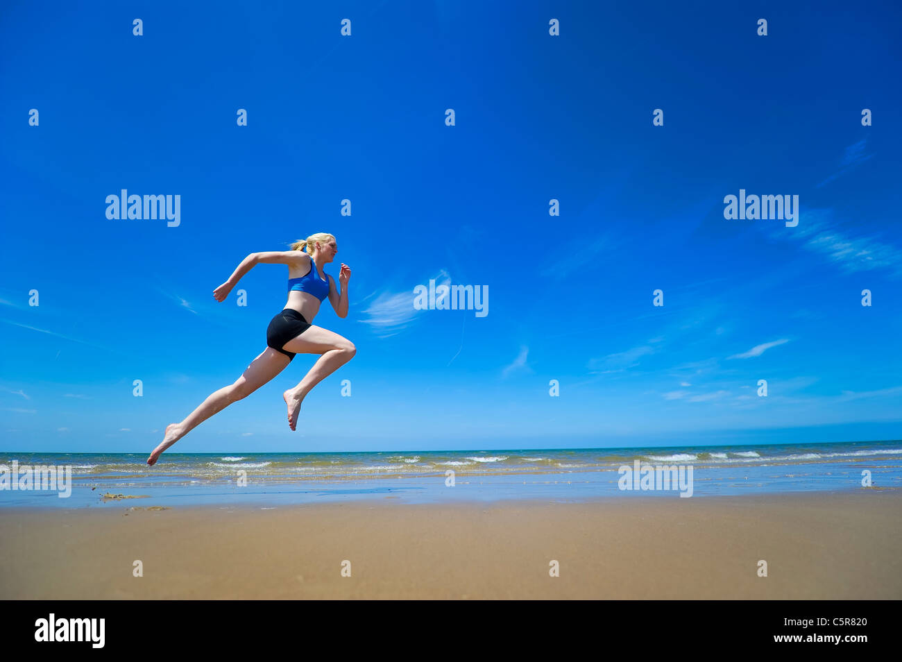 Ein Athlet, Joggen entlang der Ozeane. Stockfoto