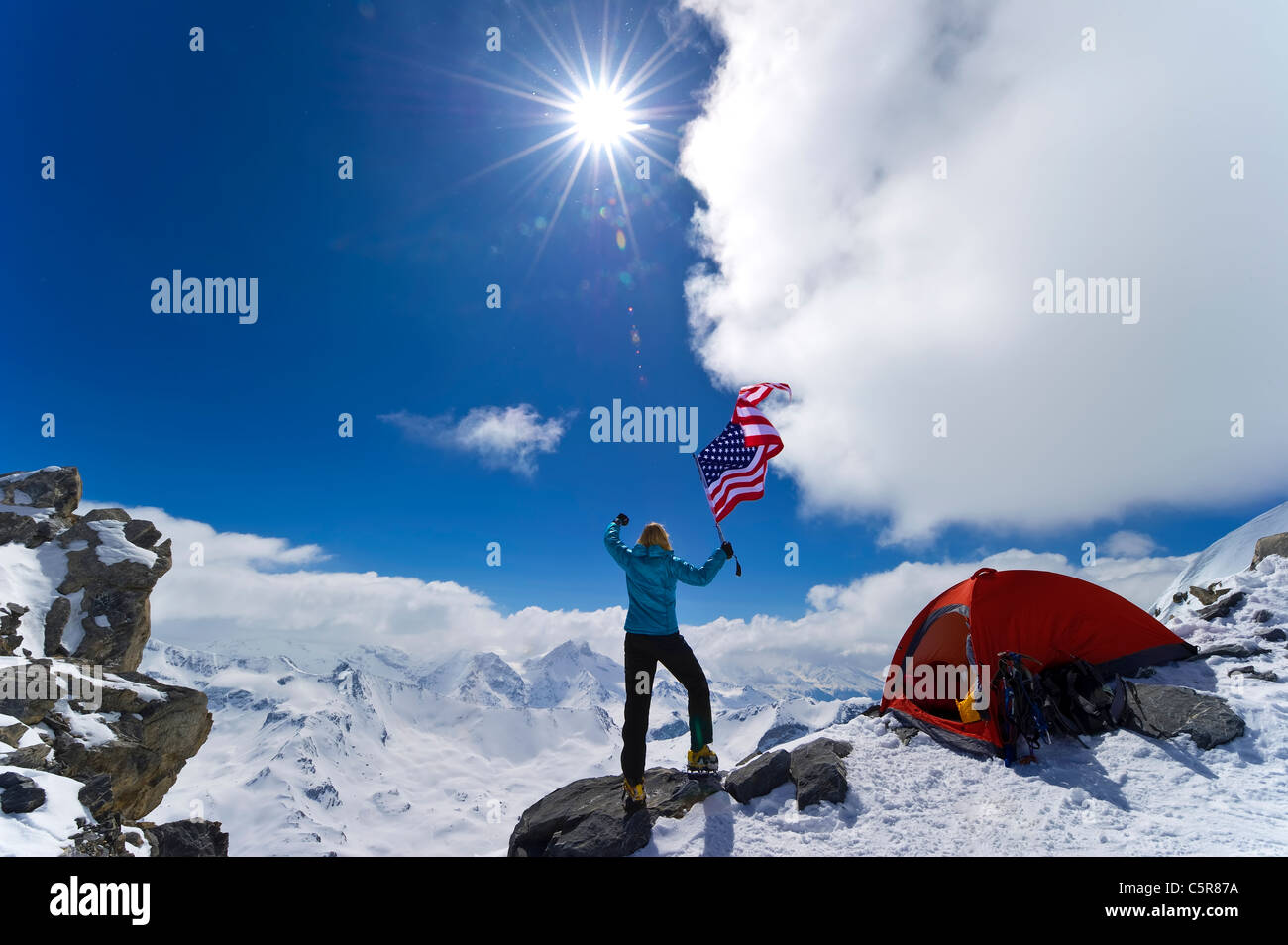 Bergsteiger feiert winken den Sternen und Streifen. Stockfoto