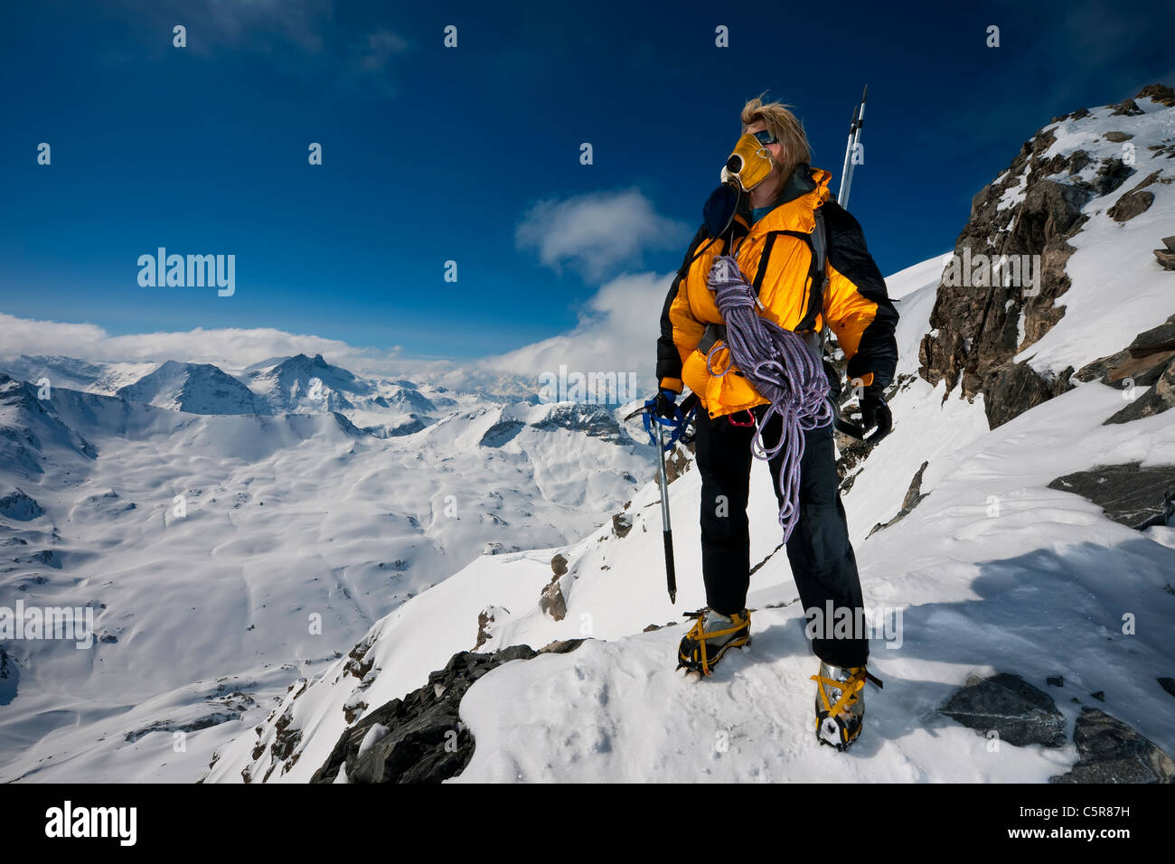 Ein Bergsteiger einen Blick auf die Gipfel und Wolken. Stockfoto
