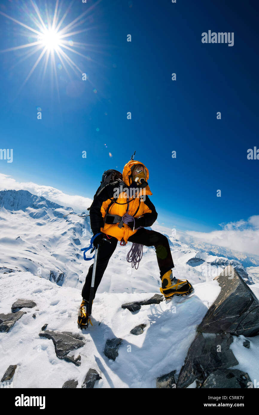 Ein Bergsteiger zum Gipfel klettern. Stockfoto