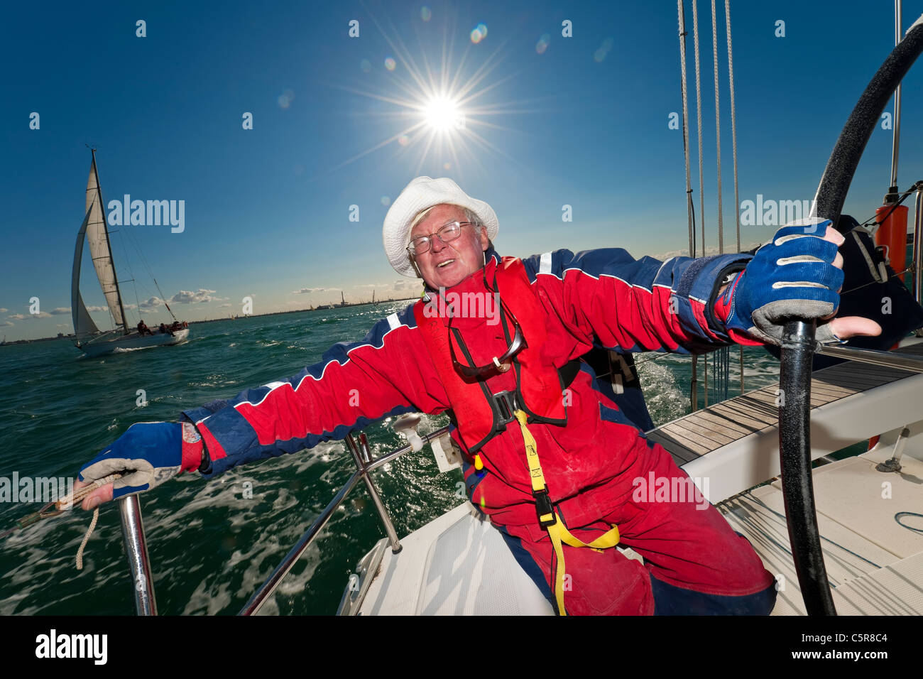 Der Kapitän am Steuer eines Ozeans Yacht geht. Stockfoto