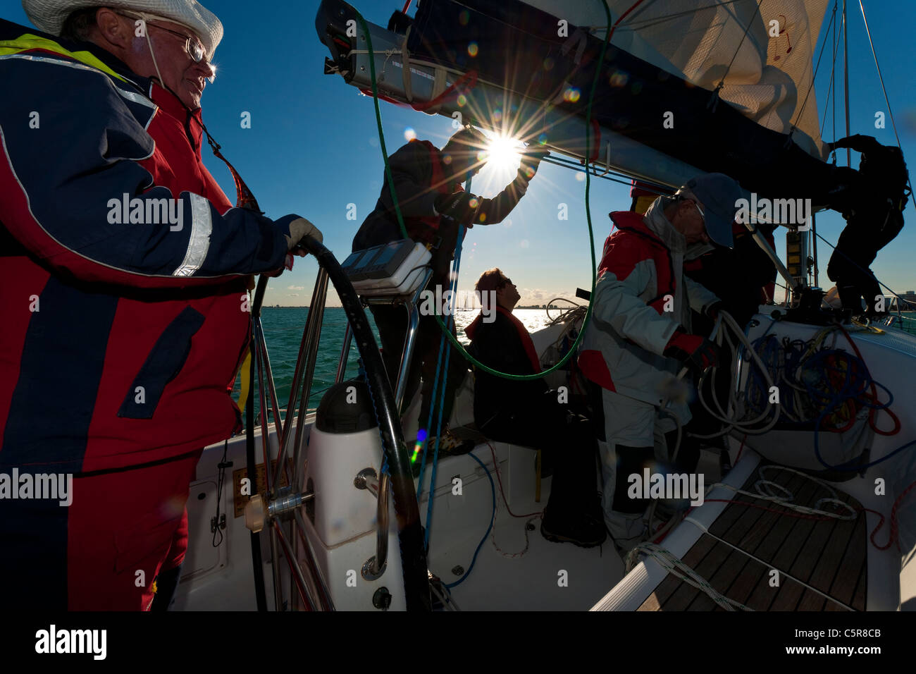 Kapitän am Steuer des Ozean-Yacht mit Crew arbeiten. Stockfoto
