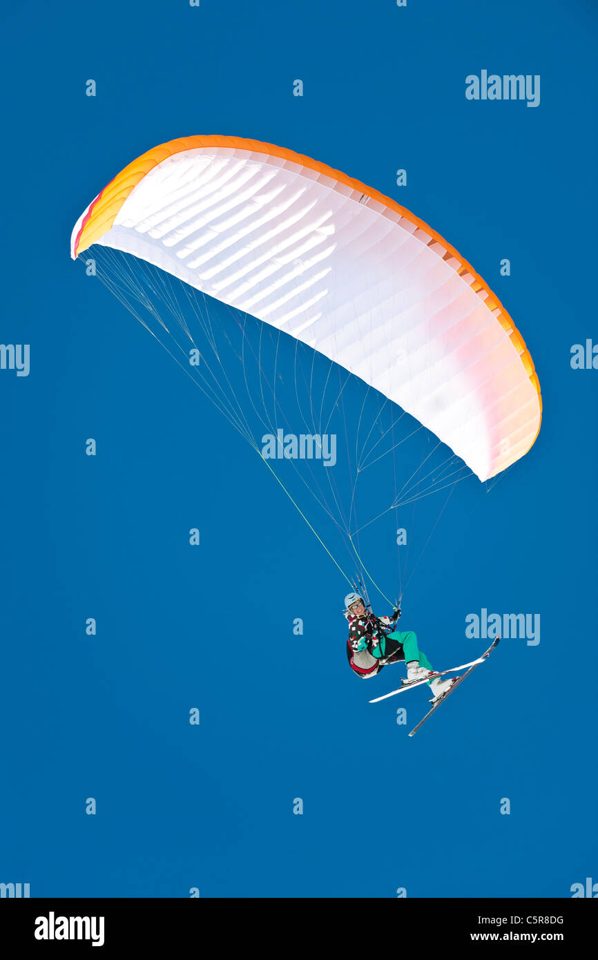Ein Paragliding-Wintersportler lächelt während des Fluges. Stockfoto