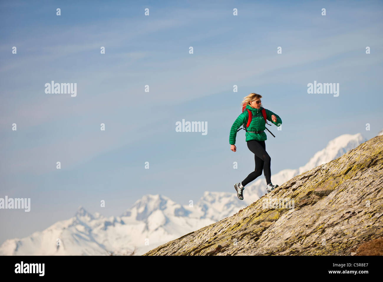 Ein Jogger läuft über Rocky Mountains. Stockfoto