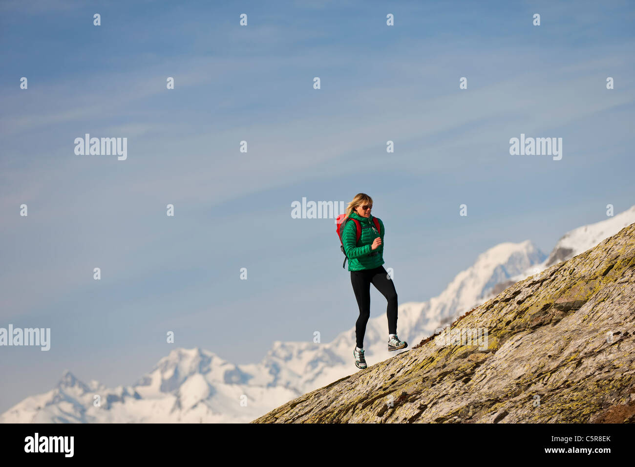 Ein Läufer läuft über einen felsigen Berg. Stockfoto