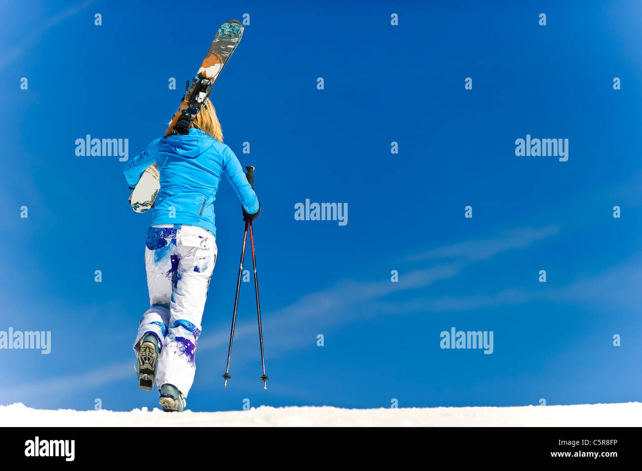 Eine weibliche Skifahrer auf der Piste. Stockfoto