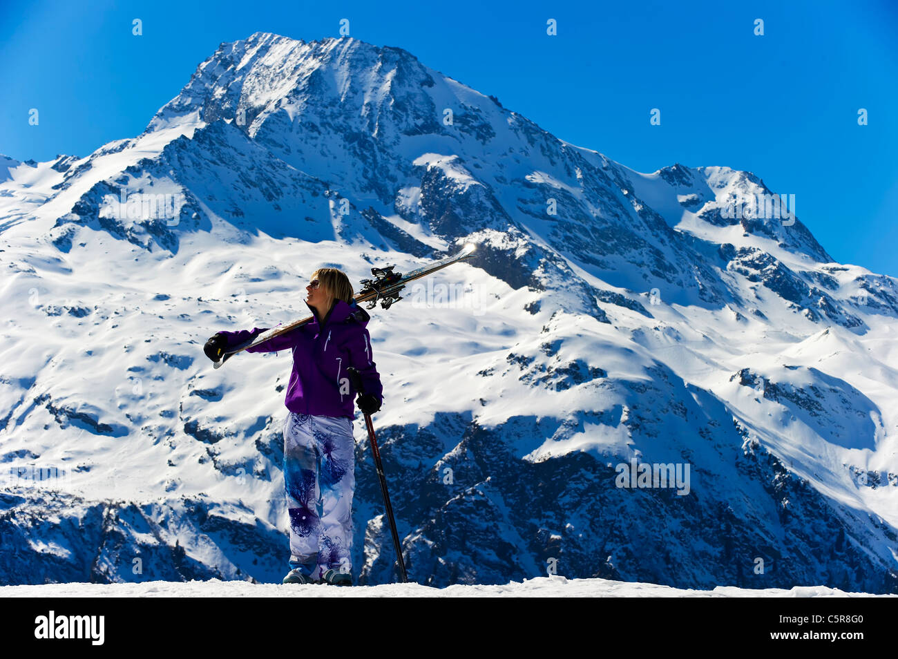 Ein Skifahrer blickt aus die Berge und Gletscher. Stockfoto