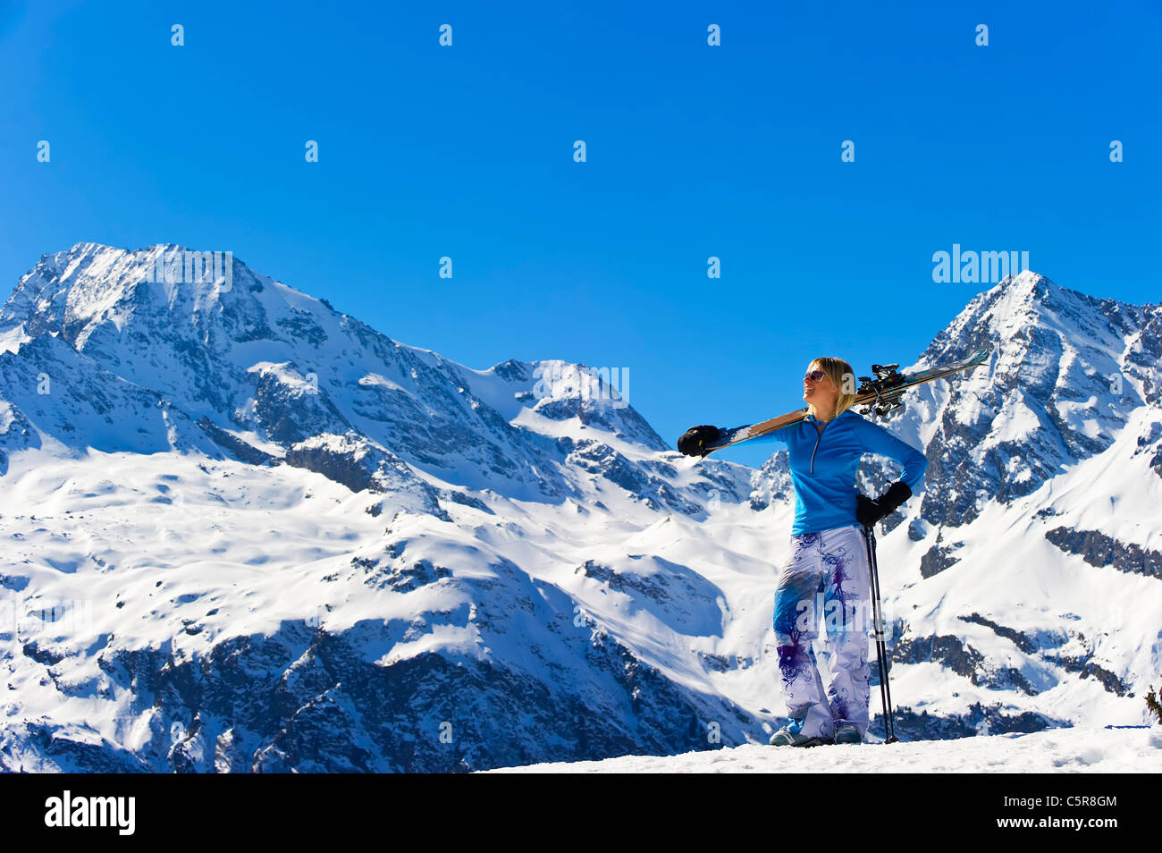 Ein Skifahrer genießen die verschneiten Berge. Stockfoto
