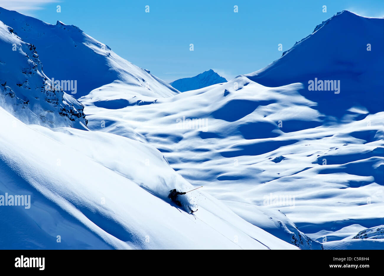 Ski Skifahren Tiefschnee. Stockfoto