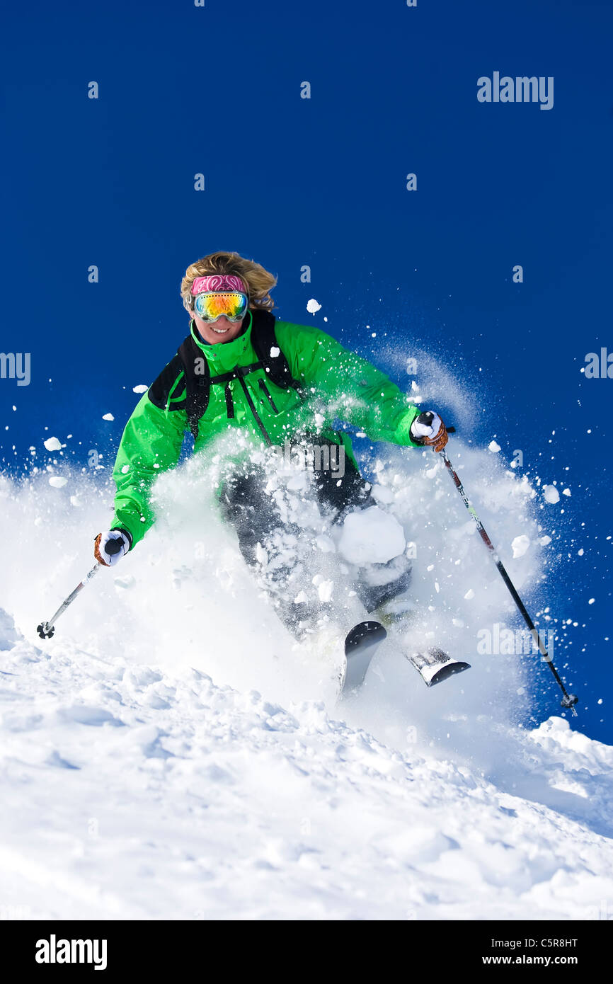 Ein Skifahrer Ski schnell abseits der Piste. Stockfoto
