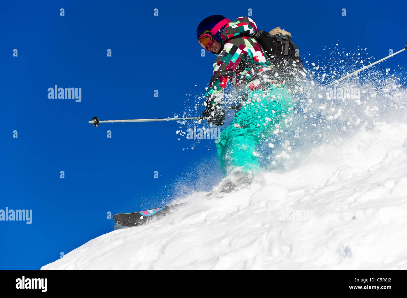 Ein Skifahrer Ski durch explodierende Pulverschnee. Stockfoto