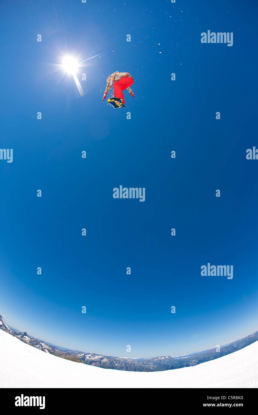 Ein Snowboarder schnappt sich riesige Luft über einen Gletscher, Stockfoto