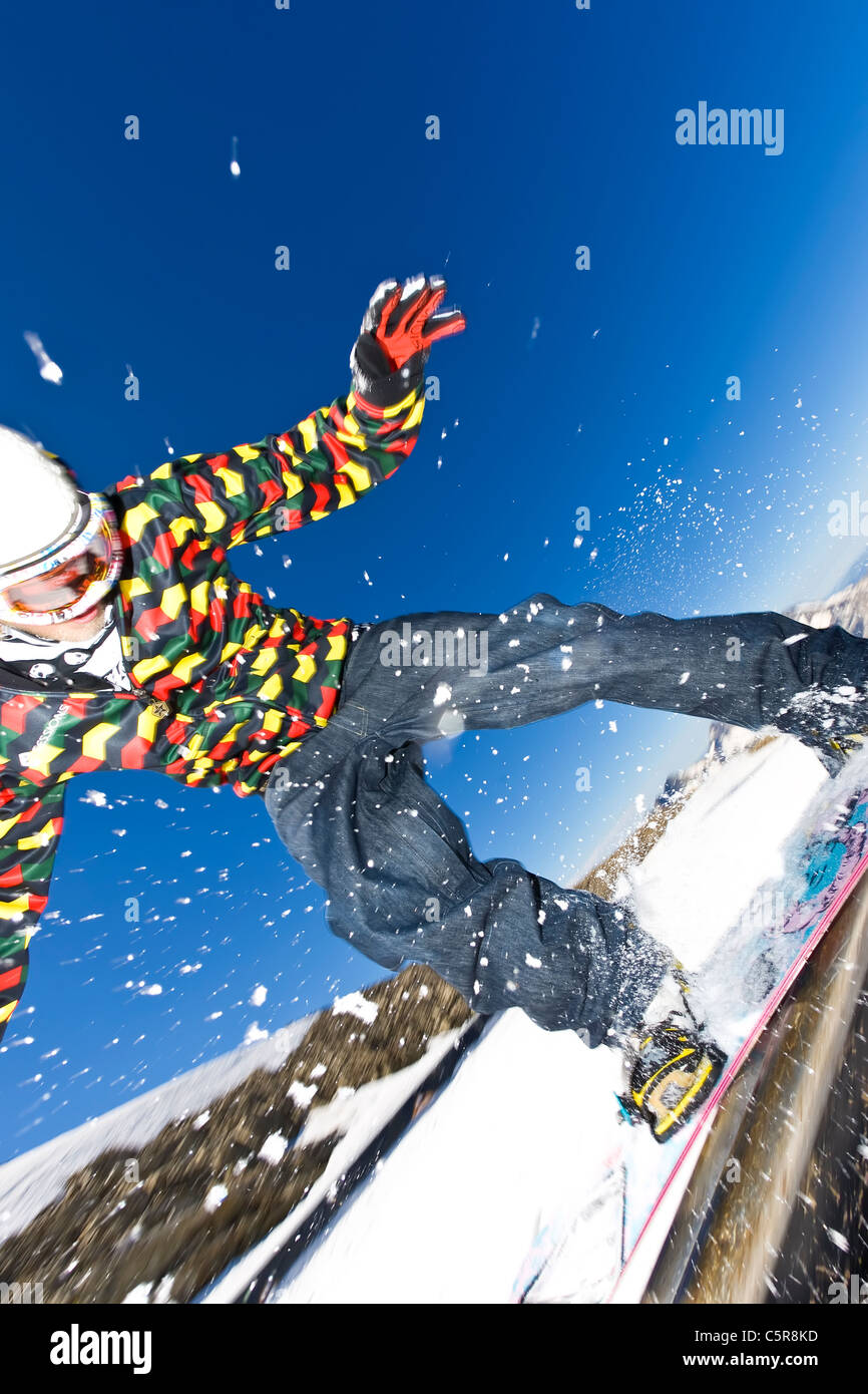 Snowboarder gleiten Schiene im Snowpark. Stockfoto