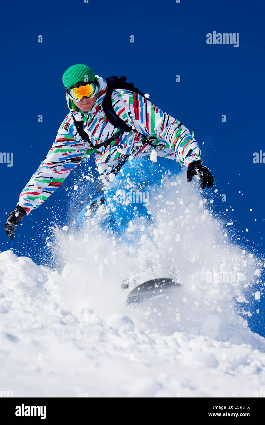 Ein Snowboarder schnell reiten. Stockfoto