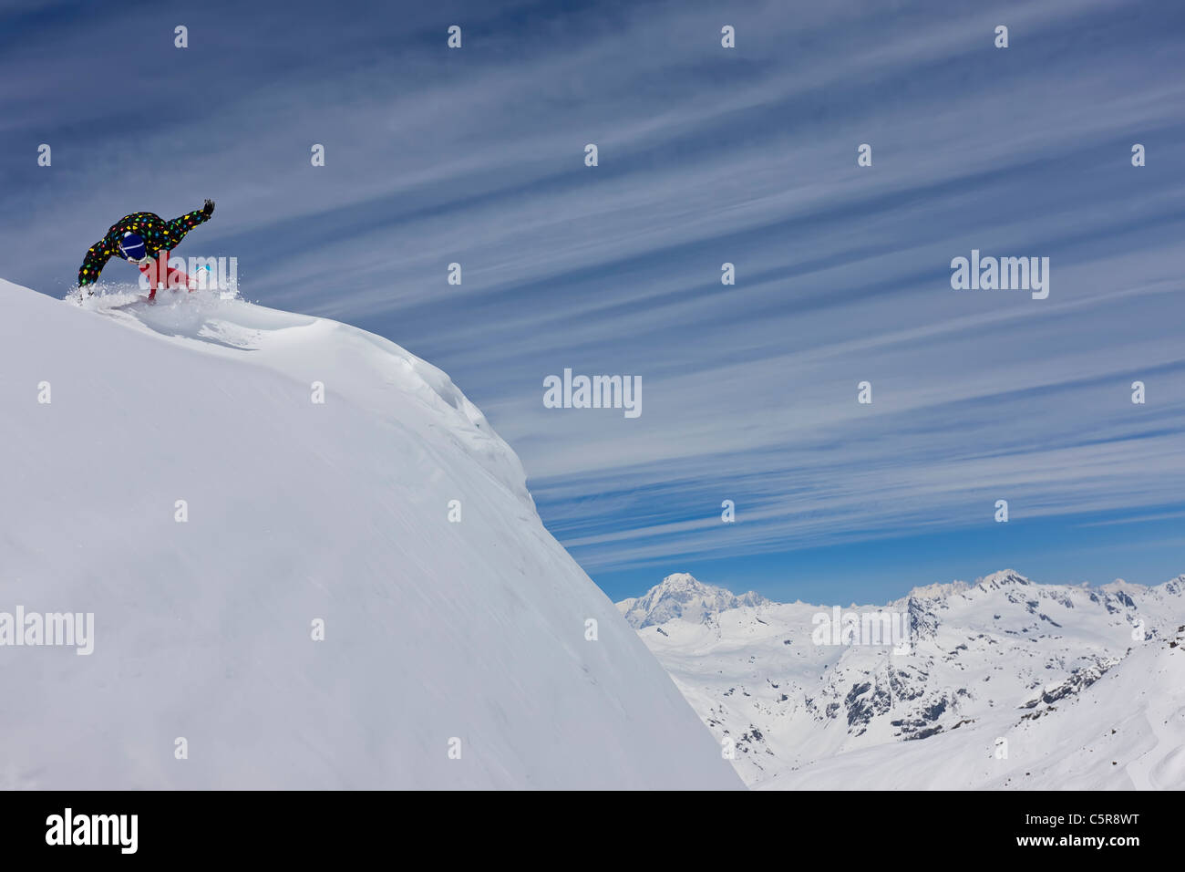 Ein Snowboarder in einem frischen Pulverschnee Feld rückwärts zu fahren. Stockfoto