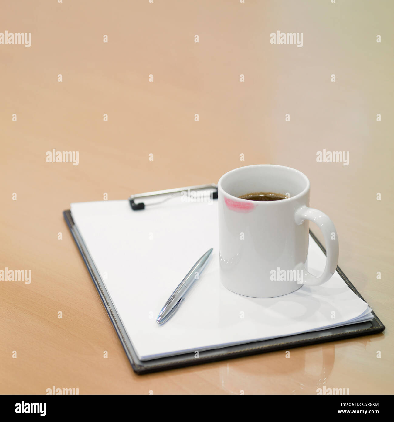 Eine Kaffeetasse und Notizblock Stockfoto