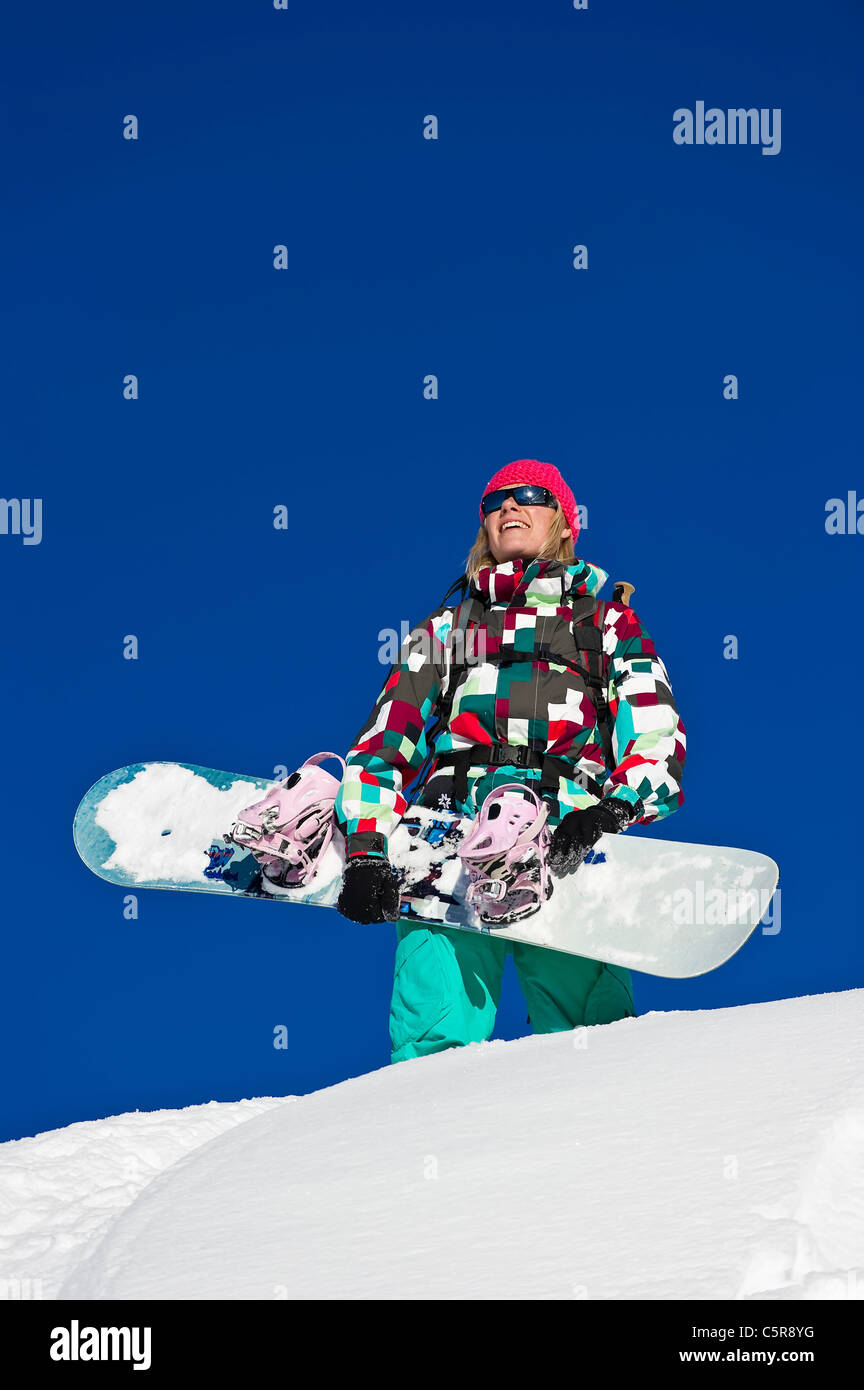 Ein Snowboarder einen Blick auf die schneebedeckten Berge mit Freude. Stockfoto