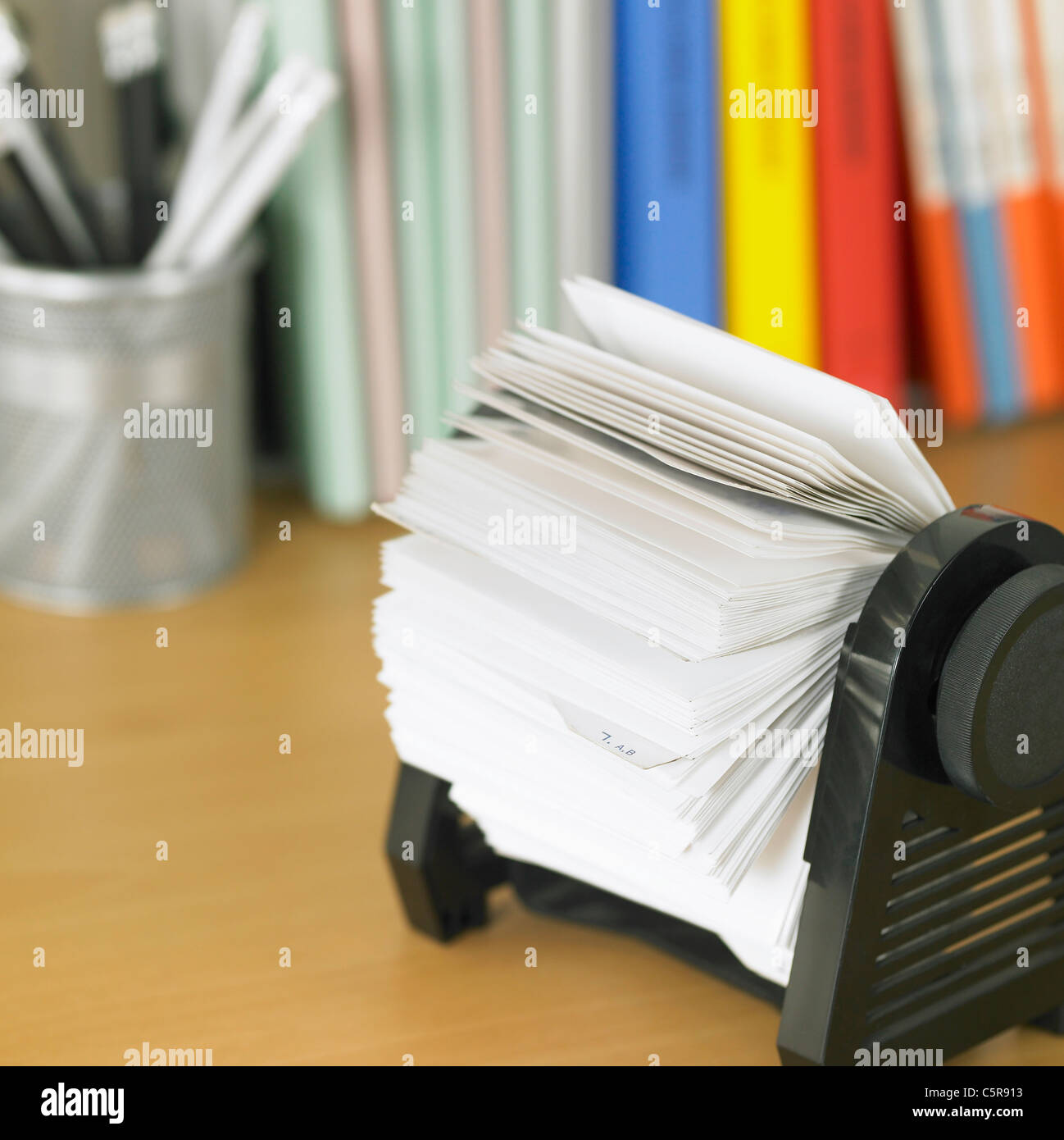 Visitenkarten-Dateien auf dem Schreibtisch Stockfoto