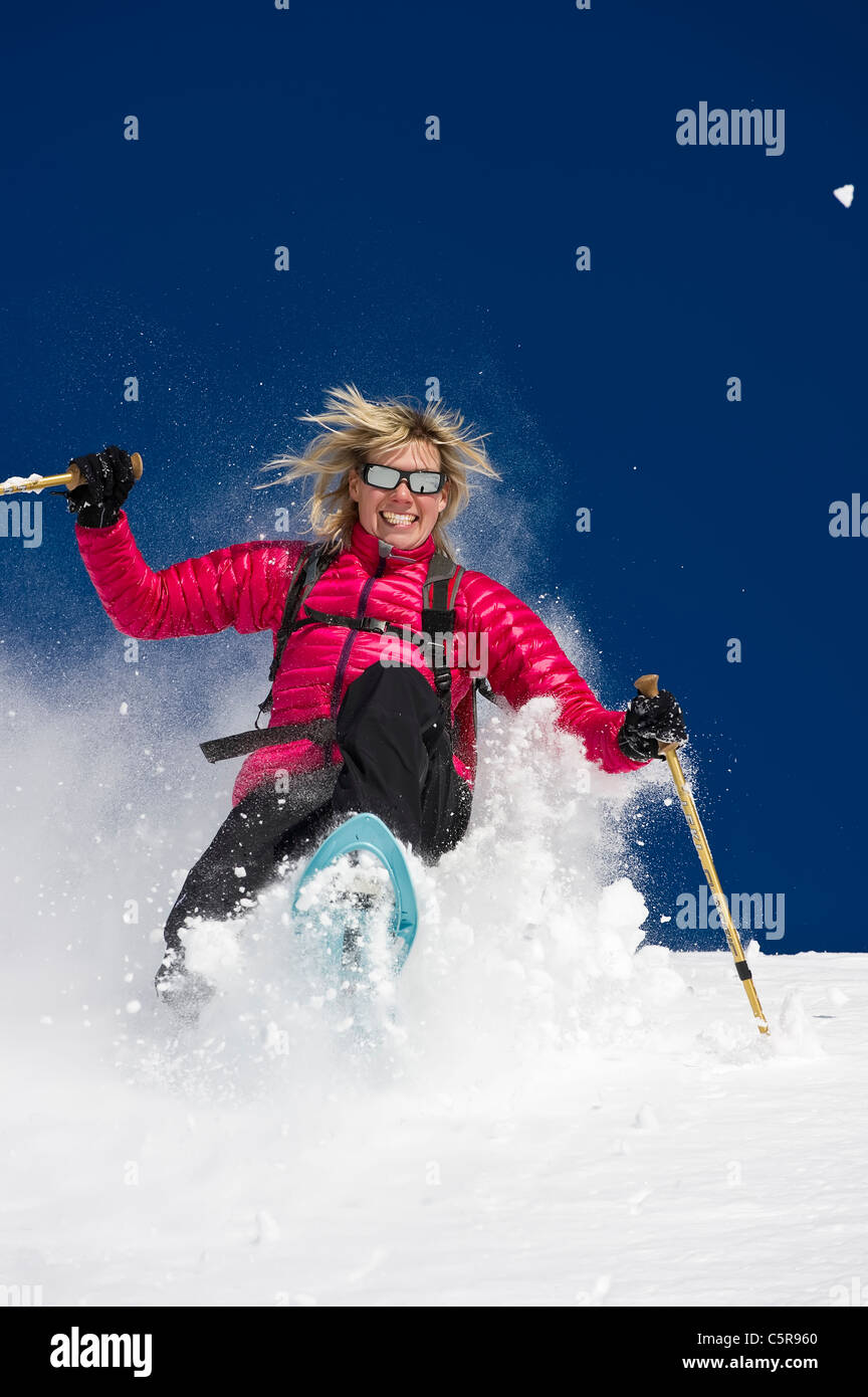 Eine Frau, die Spaß Schneeschuhwanderungen durch tief frischen Pulverschnee. Stockfoto