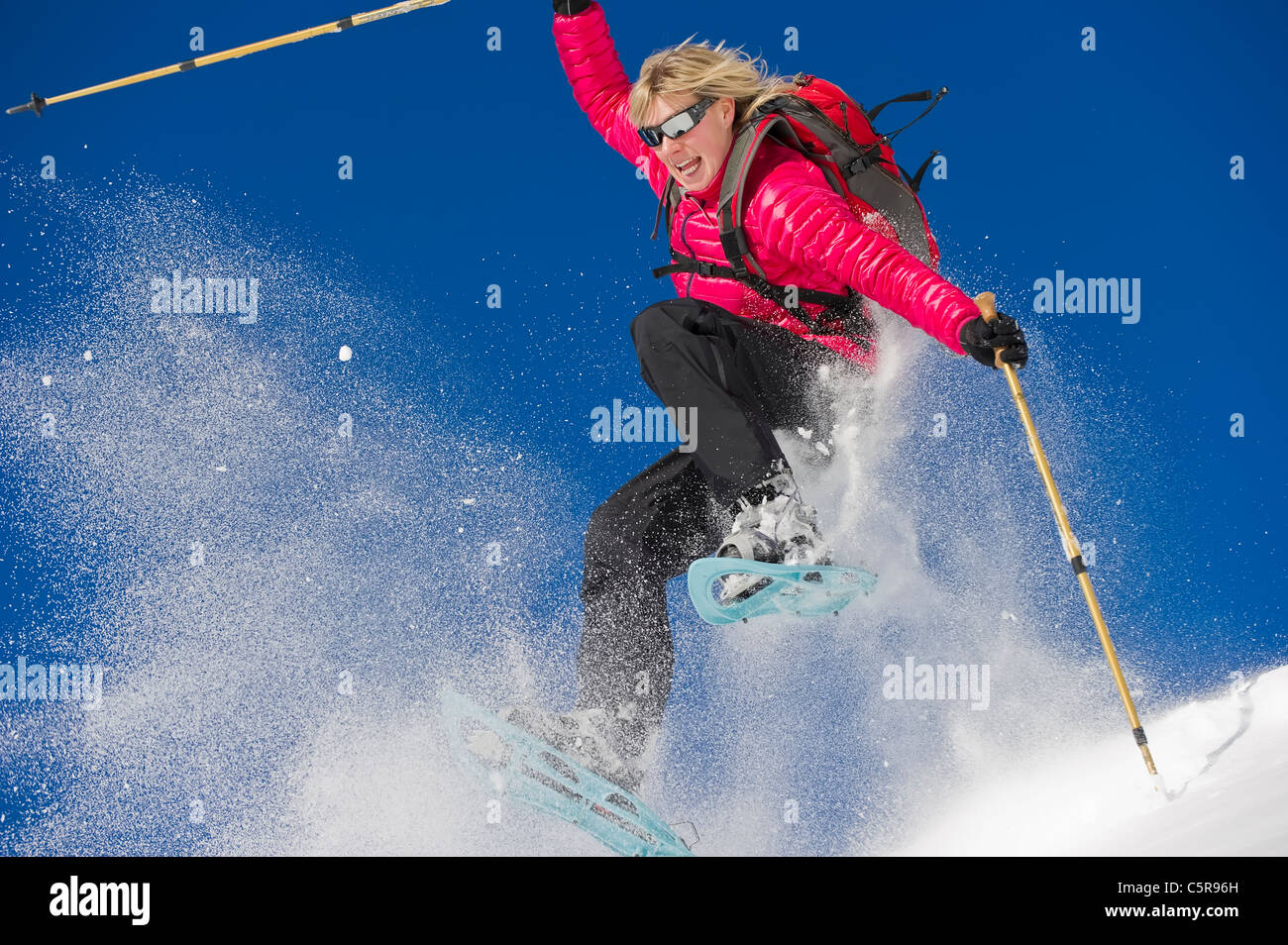 Spaß und Schneeschuhwanderungen durch tief frischen Pulverschnee. Stockfoto