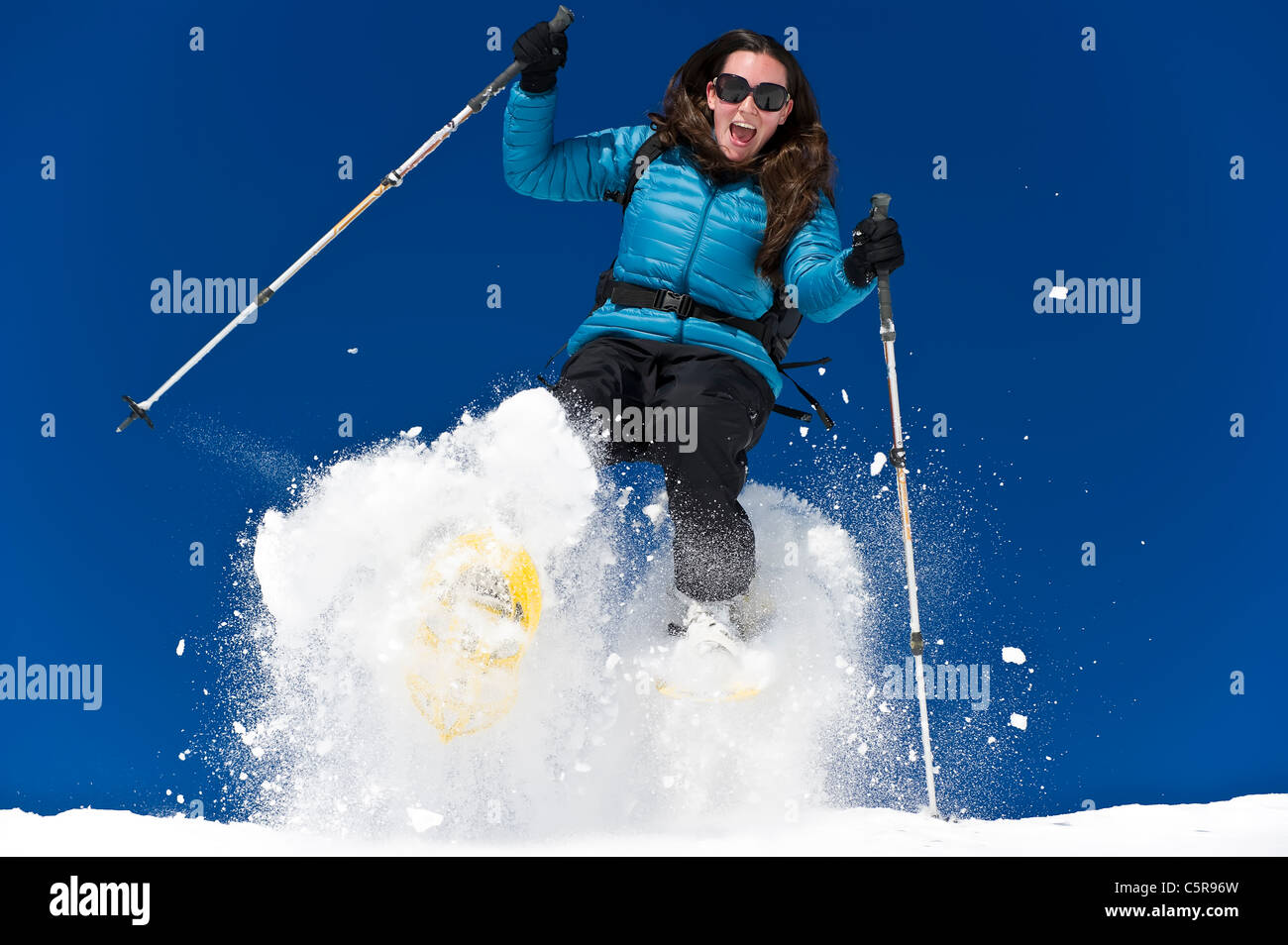 Eine Frau, Schneeschuhwandern und Spaß im frischen Pulverschnee. Stockfoto