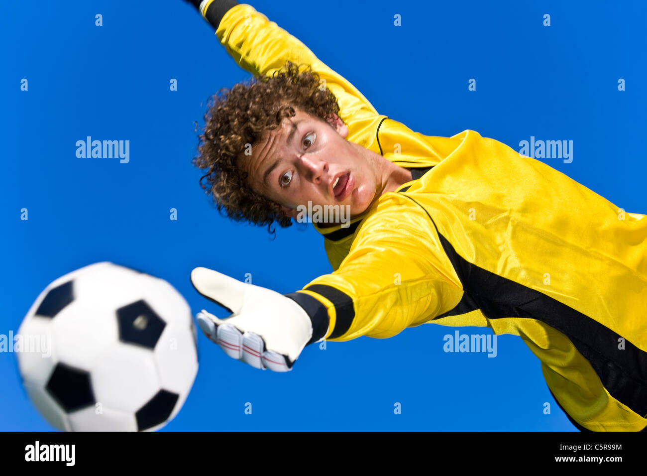 Ein Fußball-Torwart versucht zu speichern Stockfoto