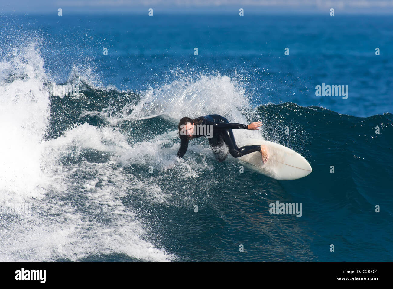Surfer reitet schnell entlang der brechenden Welle. Stockfoto