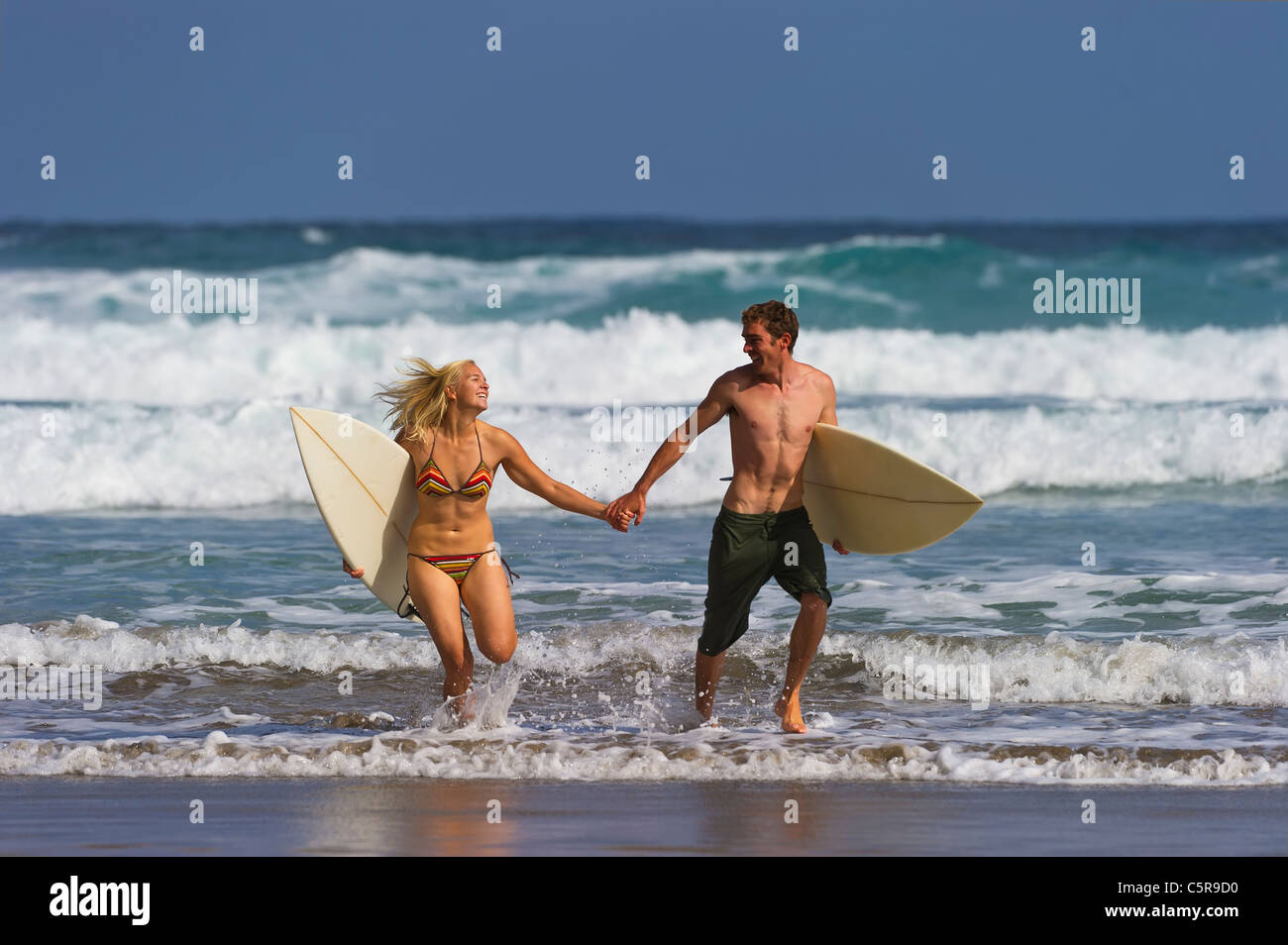 Zwei Surfer genießen Sie einen Tag am Strand. Stockfoto