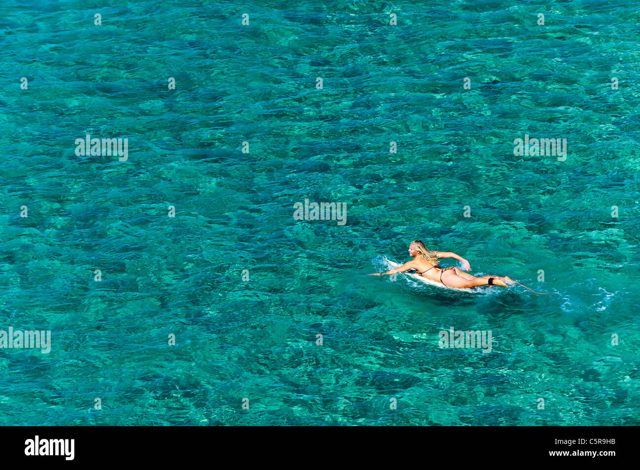 Eine Surfer paddeln ein Ocean Reef. Stockfoto