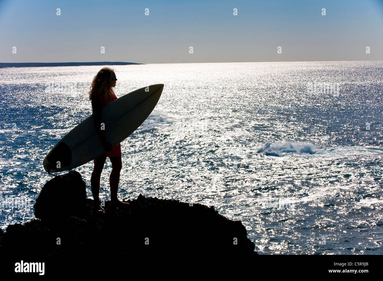 Eine Surfer einen Blick auf das schimmernde Meer Stockfoto