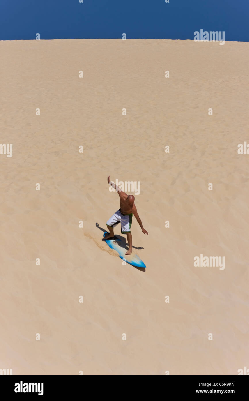 Surfer reiten große Surfen Düne auf Surfbrett. Stockfoto