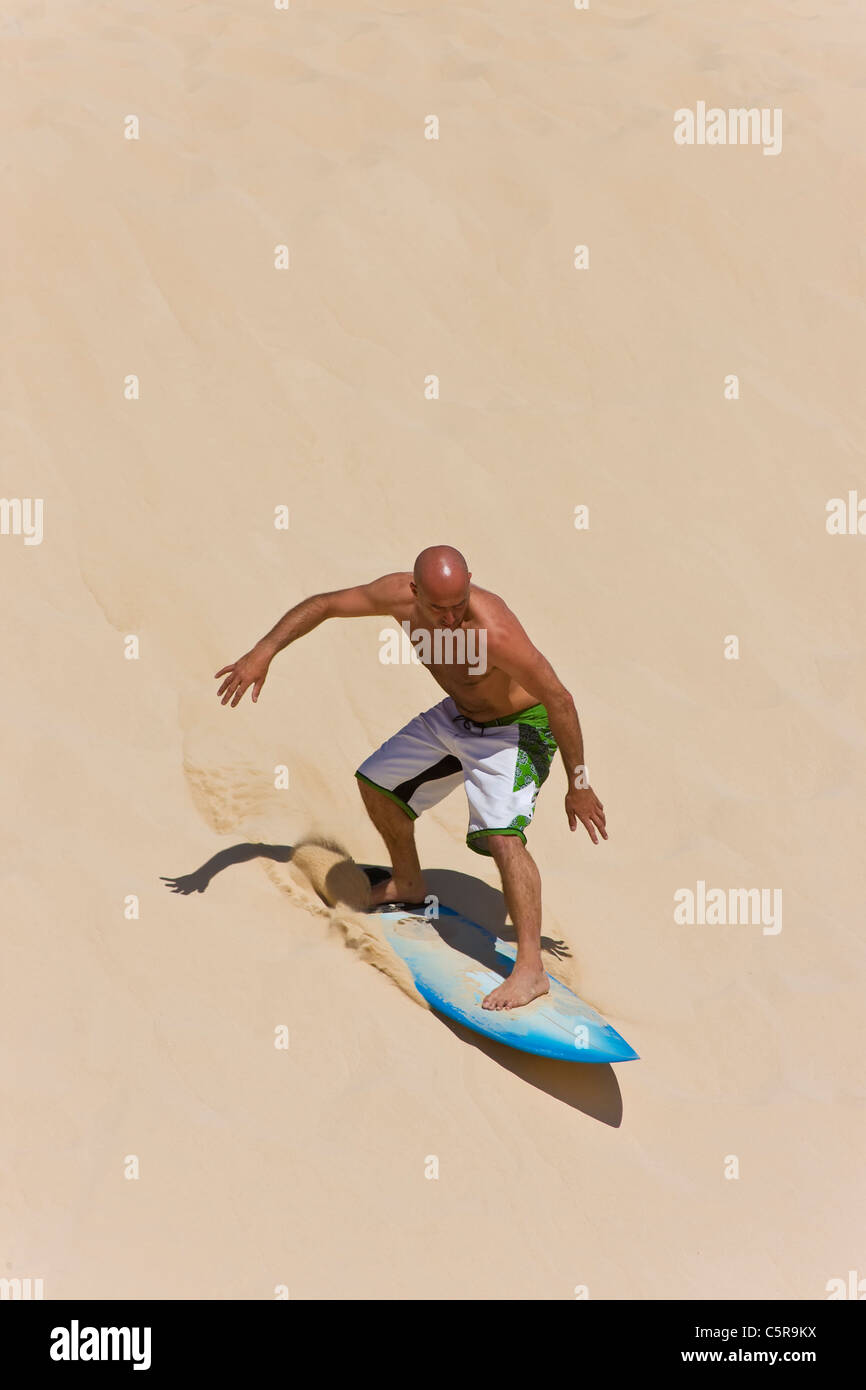 Surfer reiten Sanddüne. Stockfoto