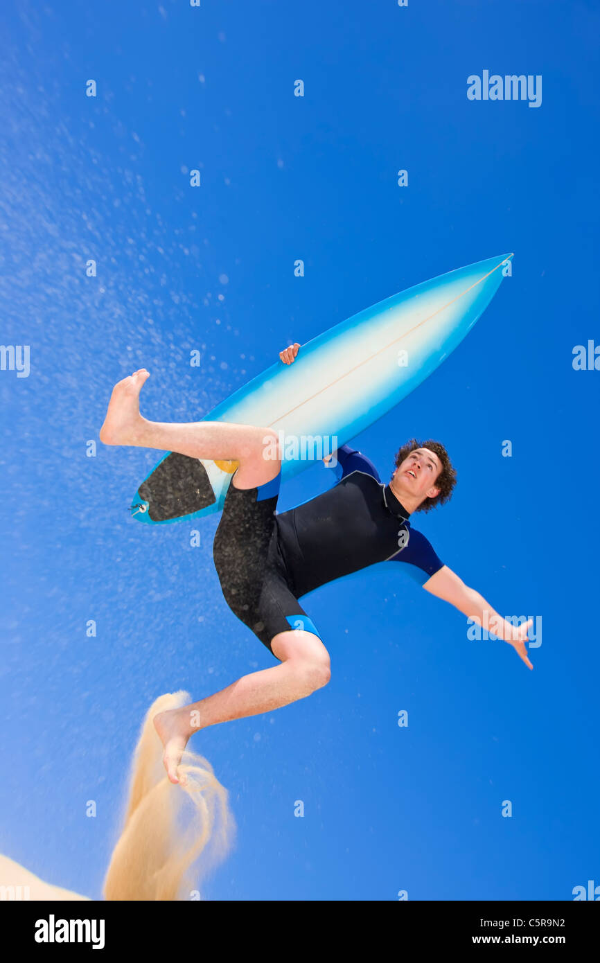 Surfer Sprünge Strand Sanddüne. Stockfoto