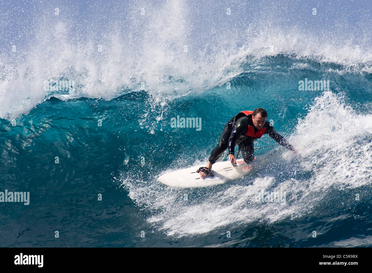 Surfer in Welle tragen Fußstege geschleppt. Stockfoto