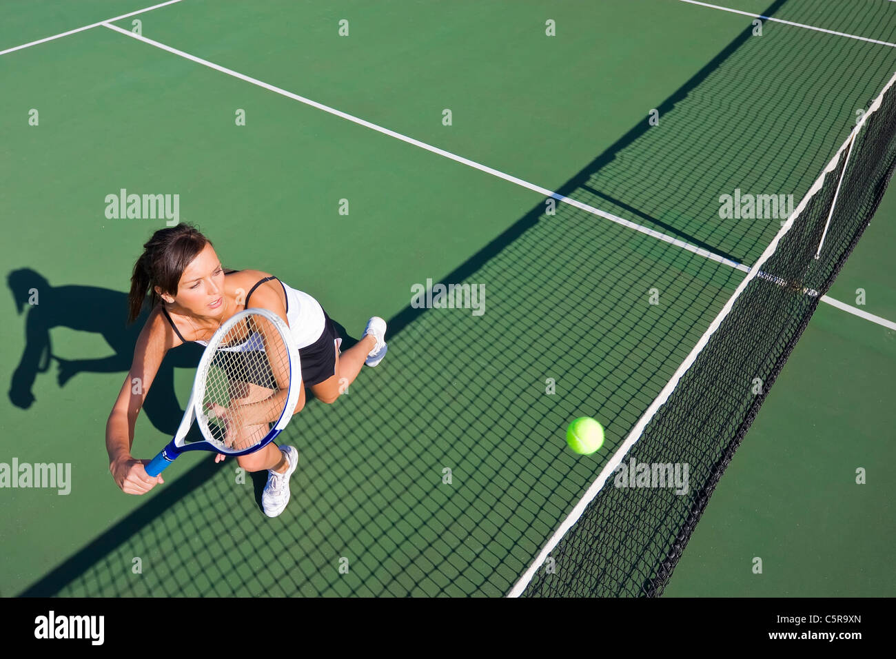 Tennisspieler erstreckt sich um den Ball zurück. Stockfoto