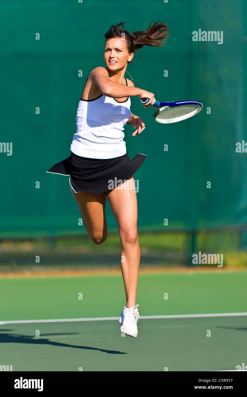 Tennis-Spieler liefert leistungsstarke Rückkehr. Stockfoto