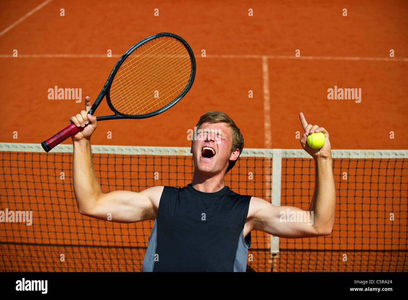 Ein Tennisspieler feiert Spiel, Satz und Sieg. Stockfoto