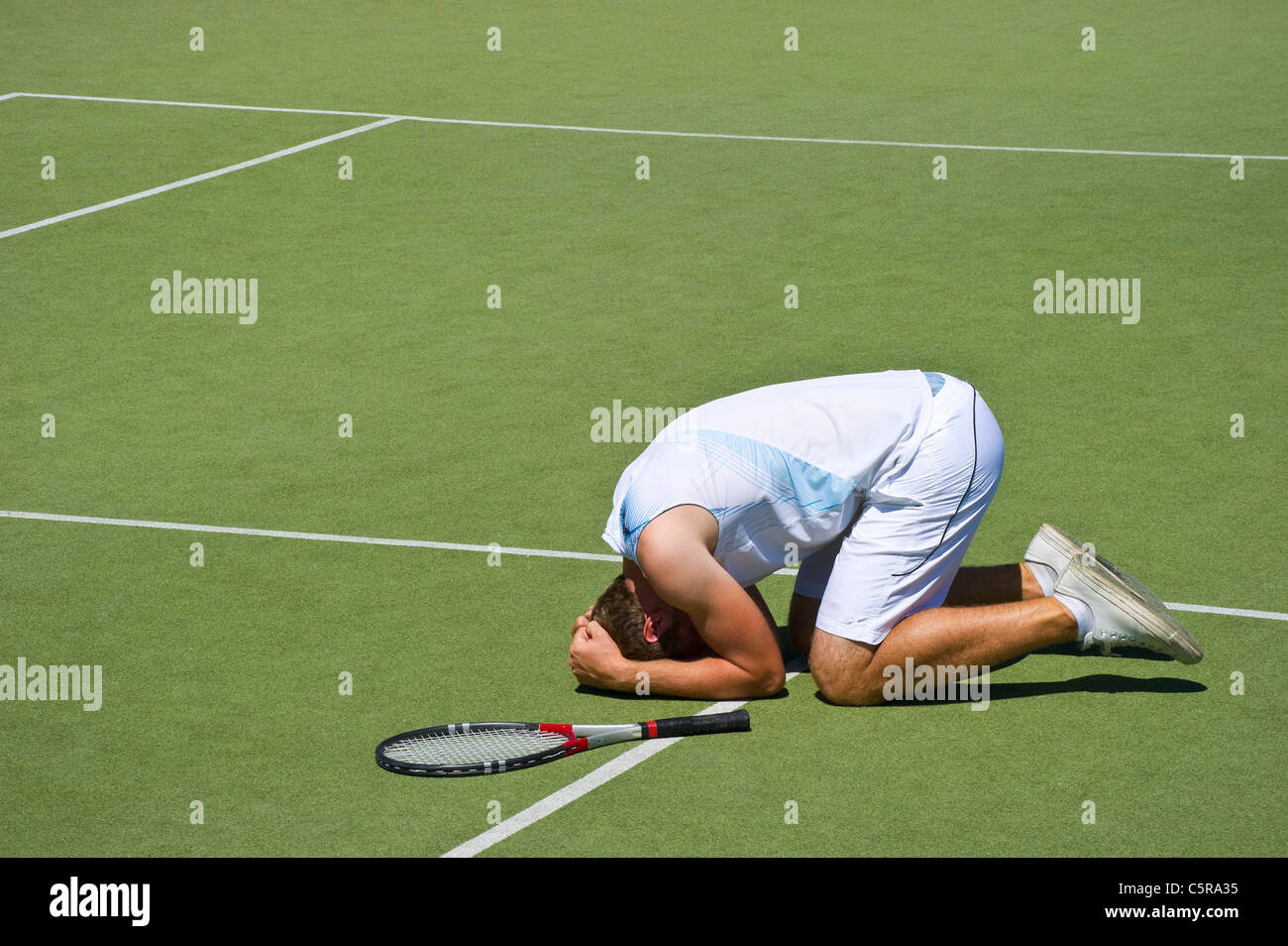 Diese Tennis-Spieler verletzt auf Platz. Stockfoto