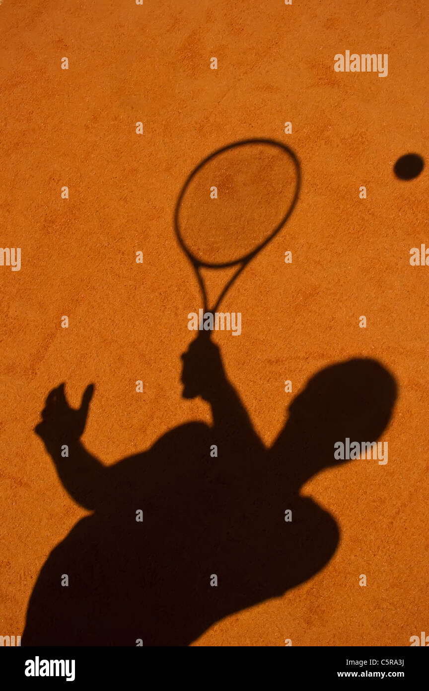 Tennis Spieler Silhouette den Ball zu spielen. Stockfoto