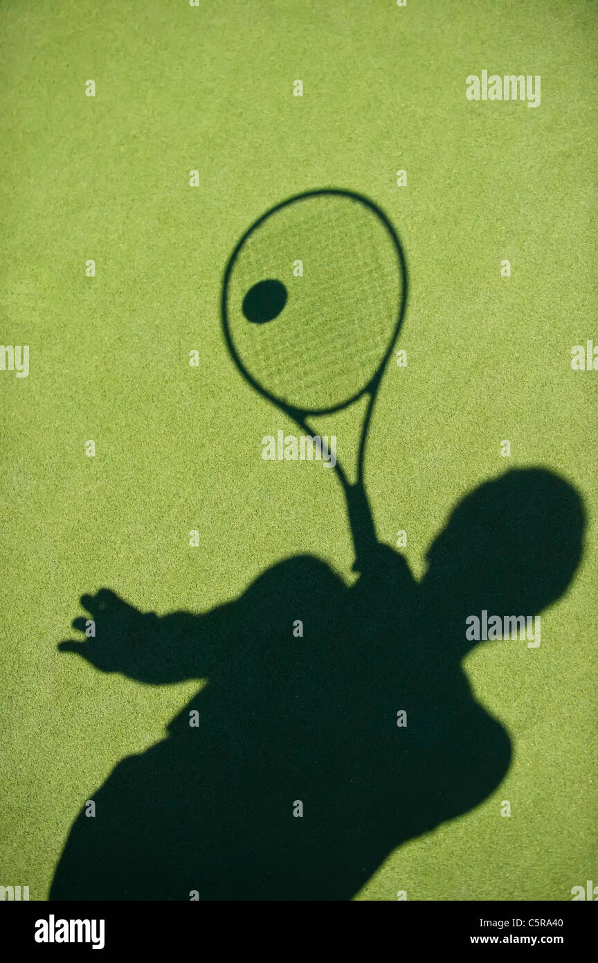 Die Silhouette eines Tennis-Spielers machen den Schuss. Stockfoto