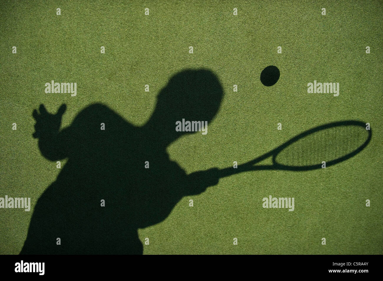 Schatten der Tennisspielerin auf Platz. Stockfoto