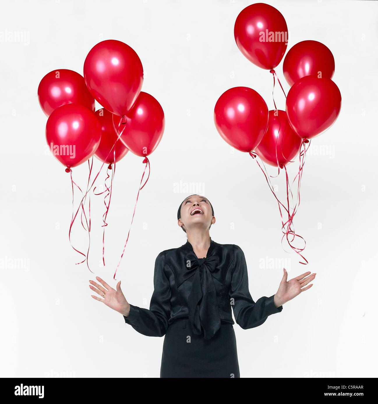 Eine Frau loslassen des roten Ballons Stockfoto