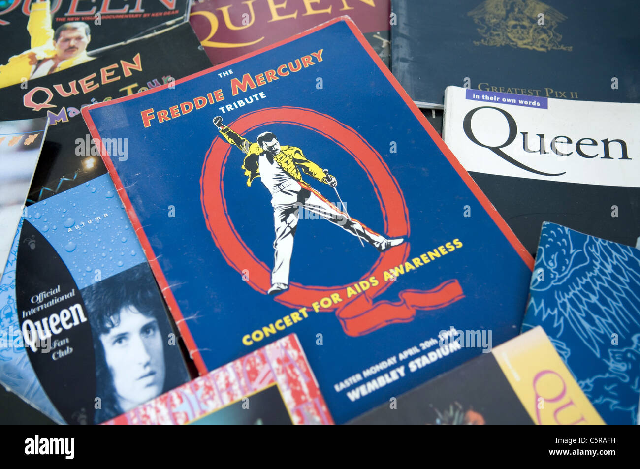 Freddie Mercury Tribute Concert für Aids-Aufklärung Konzertprogramm auf Hintergrund der Königin Filmschöpfern. Stockfoto