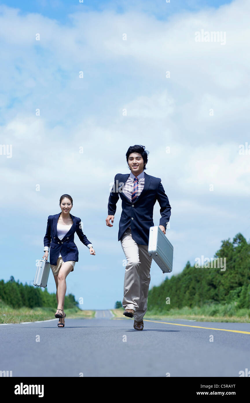Ein Mann und eine Frau zusammen auf einer Straße laufen Stockfoto