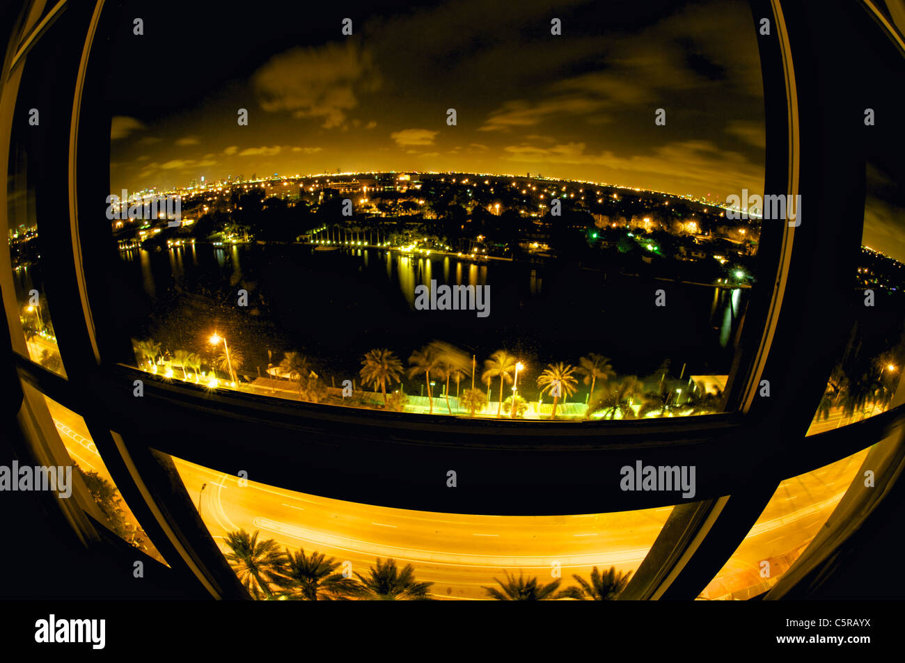 Miami Skyline der Stadt von Miami Beach in der Nacht mit Tausenden von Lichtern und Blick aufs Meer. Stockfoto