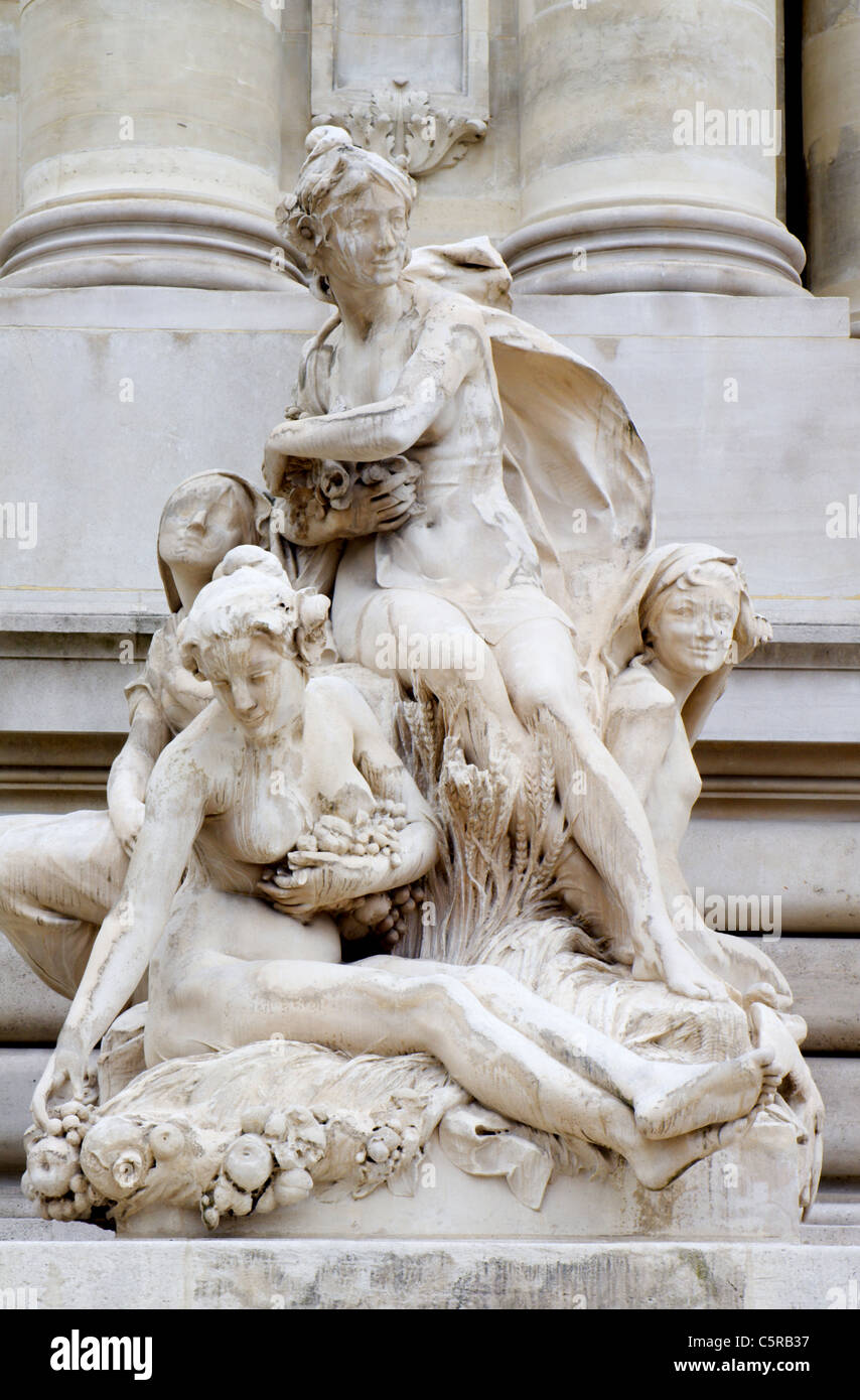 Die allegorische Statue der vier Seasins - Les Quatre Saisons aus Paris - Fassade des Petit Palais von Louis Joseph Convers (1900). Stockfoto