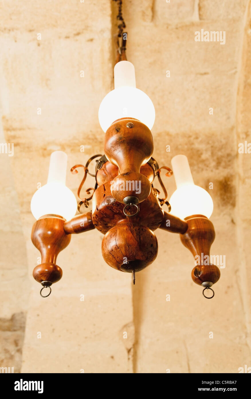 Handgemachte Holz Leuchte, drei Lampenfassungen, Messing Details Stockfoto