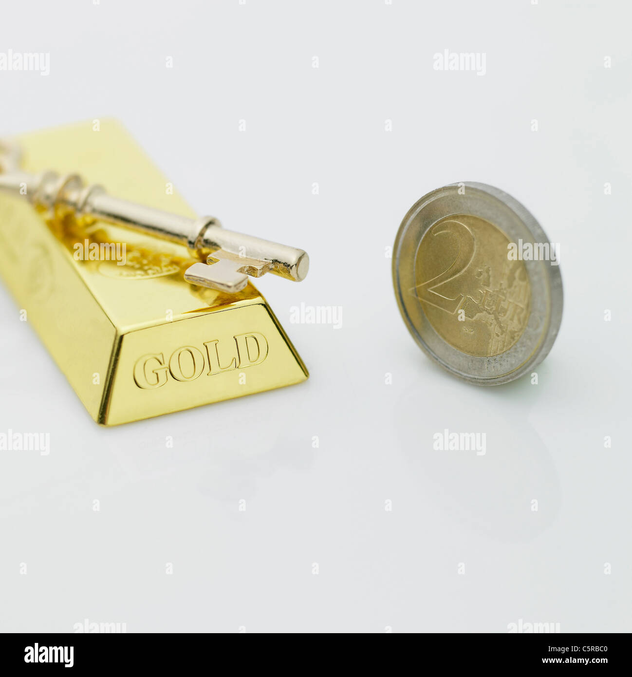 Goldbarren, eine Münze und einen Schlüssel Stockfoto