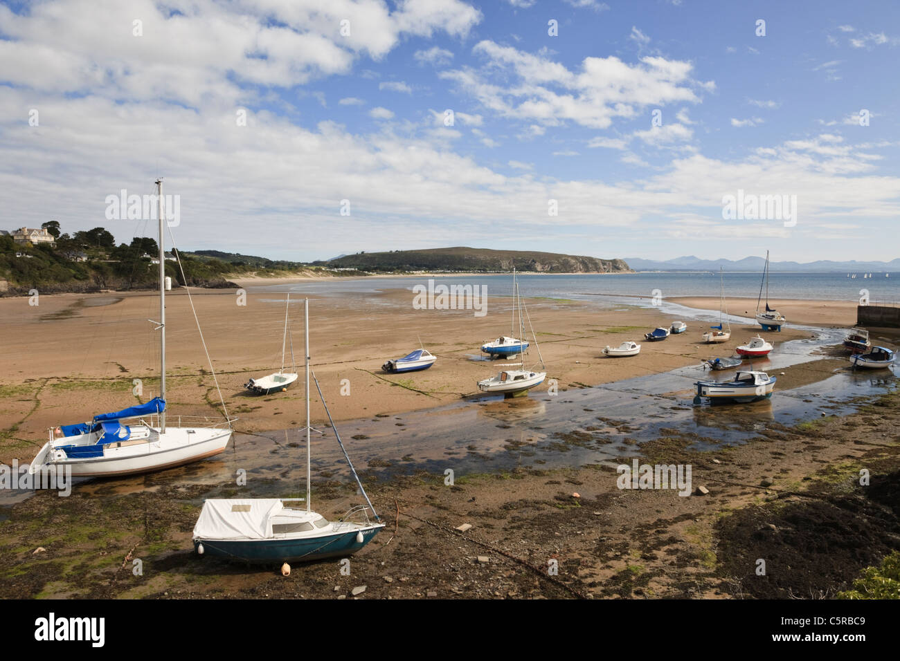 Abersoch Lleyn Halbinsel North Wales UK. Gestrandeter Boote vertäut im Hafen an der Mündung des Afon Soch Flussmündung bei Ebbe Stockfoto
